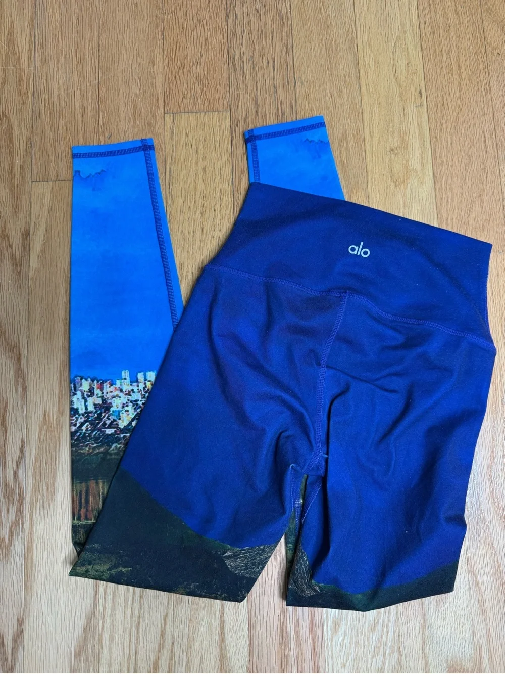 Alo Yoga High Waisted Dreamscape Printed Airbrush Leggings, size XS